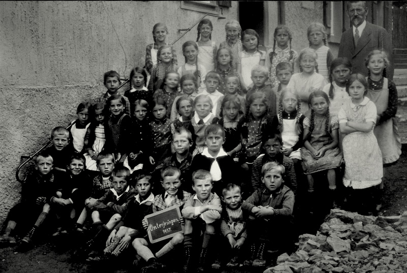 Jahrgänge 1928,29,30 mit Oberlehrer Mönch